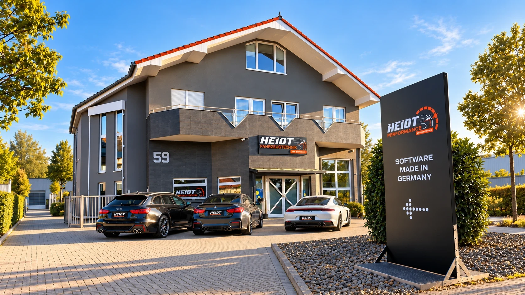 HEIDT Performance in Bad Rappenau: sonniger Hof, Firmengebäude und drei Fahrzeuge mit HEIDT Performance Kennzeichen